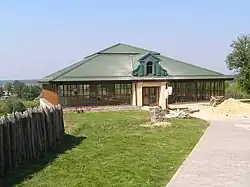 et sa maison à , classée,