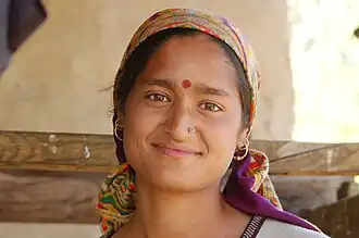 Villageoise en costume traditionnel féminin de la vallée de Kullu.