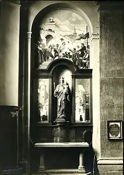 La Vierge du pont des Arches devant le triptyque du même nom peint par Alfred Martin, collégiale Saint-Denis, Liège, 1926 (tirage photographique noir et blanc ; 22&nbsp;×&nbsp;16,4&nbsp;cm cm), Liège, musée de la Vie wallonne.