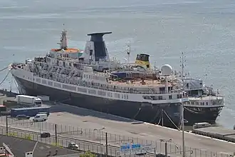 Photographie en couleurs des navire de croisière Lisboa et Porto désarmés à Lisbonne en avril 2014.