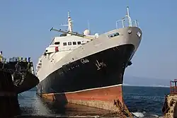 Photographie en couleurs du navire de croisière Porto échoué au chantier de démolition navale d’Aliağa en novembre 2018.