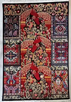 Tapis de couleur rouge avec des motifs de têtes de chevaux rouges