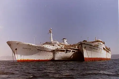 Le Regent Star, l’Amerikanis et le Mediterranean Sky désarmés à Eleusis en 2000.