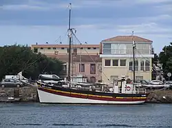Photographie en couleurs du navire au Grau d’Agde dans les années 2010.