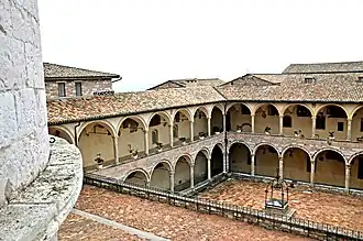 Cloître de Sixte IV (côtés sud et ouest).