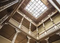 La cage d'escalier et sa verrière décorée.