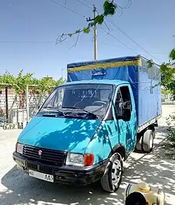 Premier modèle GAZelle. Il est à noter que la calandre, les phares et le moteur de ce modèle proviennent du GAZ Volga, plus précisément du modèle 31029.