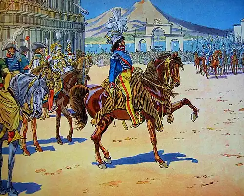 Un roi à cheval, vêtu d'un uniforme militaire coloré, de profil, avec son état-major derrière lui, la mer, avec au fond la mer et un volcan.