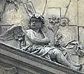 Angelot, à droite du fronton.