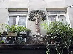 No&nbsp;10: enseigne de l’Arbre à Liège, une des rares enseignes médiévales conservées.