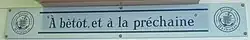 Panneau avec l'inscription « À bèntôt, et à la préchaine »
