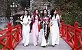 Vietnamiennes en tenue traditionnelle (ao dai).