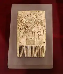 Peigne d'Ouadji avec deux sceptre-ouas encadrant le serekh du roi (Ire&nbsp;dynastie).