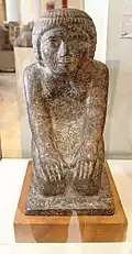Face avant de la statuette du prêtre Hotepdief - Musée égyptien du Caire (JE 34557).