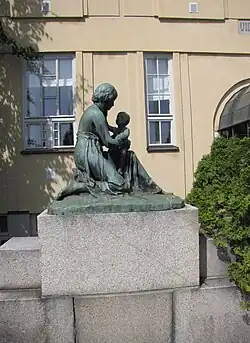 La joie de la Maternitéde Harald Sörensen-Ringi, Villa Ensi.