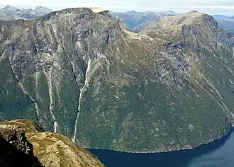 Vue depuis le Tretindanibba à l'est de l'Åkerneset dominant le Sunnylvsfjord avec au premier plan le versant affecté par le tassement.