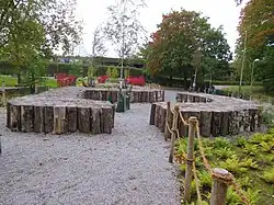 Des rondins qui servent de bancs à Björkbrynet.m