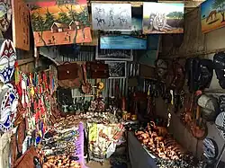 Photo d'une petite boutique vendant des sacs et des objets d'artisanat