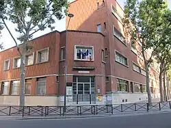 Au no&nbsp;23, école élémentaire.