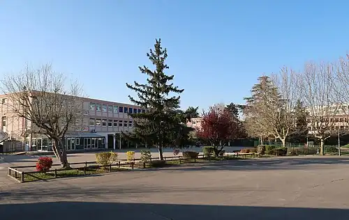 Cour de l'école élémentaire Jean-Jaurès.