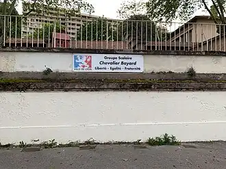 École du Chevalier Bayard, au no&nbsp;4.