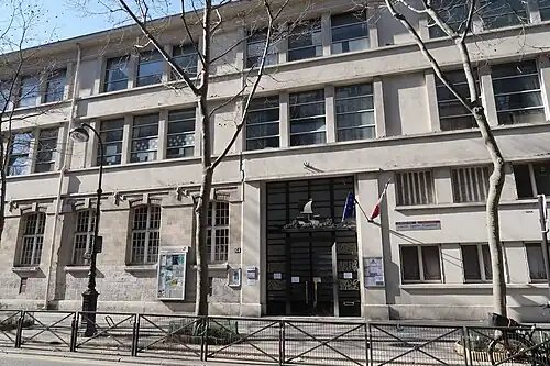 Au no&nbsp;64, l'entrée de l'école maternelle Chardon-Lagache.