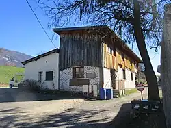 Photographie en couleurs de l’école « Les 4 saisons » à Challes-les-Eaux.