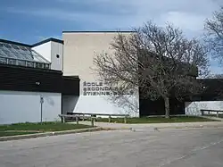 Description de l'image École secondaire Étienne-Brûlé.JPG.
