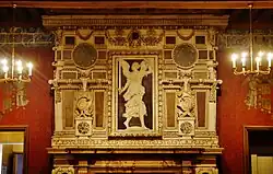 Détail de la cheminée de la grande salle du roi.