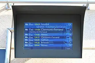 Écran d'information des prochains départs des trains, en octobre 2024.