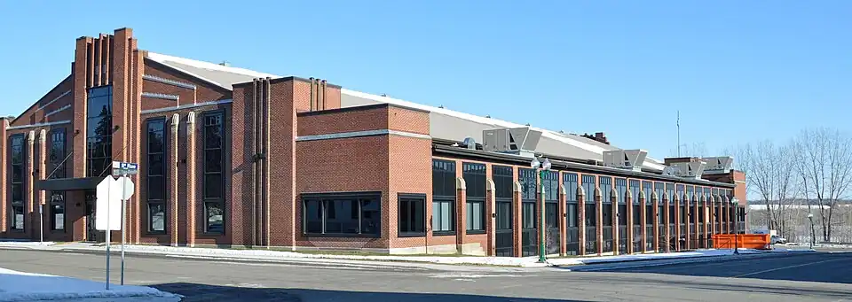 Édifice du complexe Jacques-Plante en 2014, à Shawinigan (Québec). Construit comme auditorium municipal en 1937 et 1938. Renommé aréna Jacques-Plante en 1994. Rénové en édifice à bureaux en 2013 et renommé complexe Jacques-Plante.