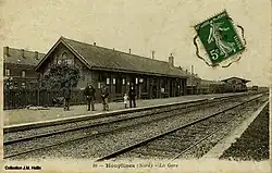 Le premier bâtiment voyageur avec au fond la halle à marchandises.