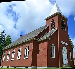 Une église de style néo-gothique en brique.