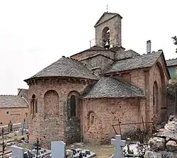 photo montrant le chevet à trois absides et le clocher ouvert