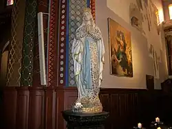 Statue de Notre-Dame de Lourdes, au socle est écrit « Immaculée Conception ».