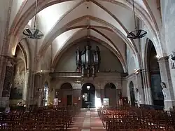 Photographie en couleur d'une église.