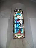 Notre-Dame du Rosaire. Vitrail de Louis-Victor Gesta à l'église Notre-Dame-de-l'Assomption de Sost.