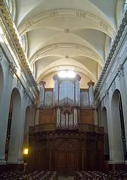 Vers l'orgue.