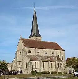 Photo d'une église de style gothique primitif surmontée d'un clocher.