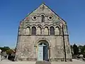Façade occidentale de l'église et sa porte à l'archivolte décorée de motifs géométriques.