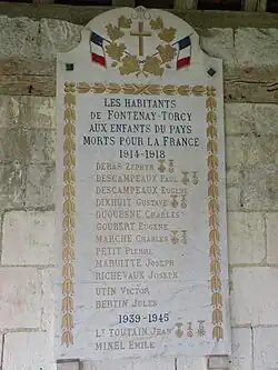 Monument aux morts de la commune, sous le porche de l'église.