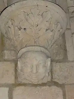 Un cul de lampe sculpté.