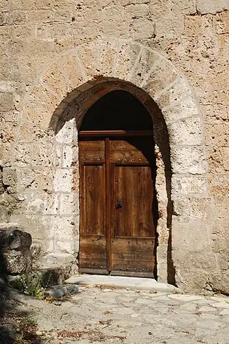 La porte à l'arc légèrement brisé.