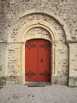 Le portail roman de l'ancien clocher.