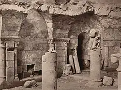 La crypte après son déblaiement, photographiée par Jules Robuchon.