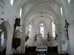 Sur la gauche, la chaire, à droite, un Christ en croix.