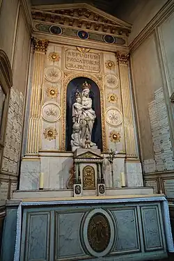 Notre-Dame-des-Victoires entourée d'ex voto.