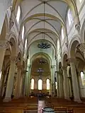 nef centrale de l'église J-M Vianney en direction de l'abside