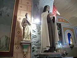 Statues de saint Joseph et de sainte Thérèse de Lisieux.