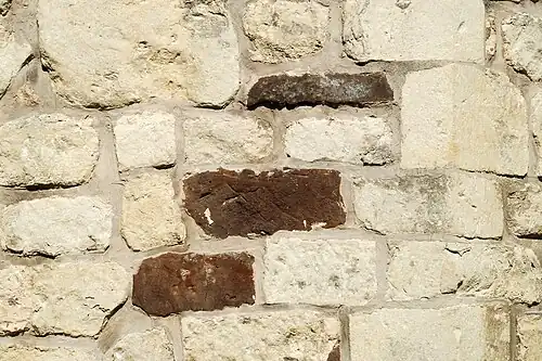 Moellons de grès du soubassement du chevet.